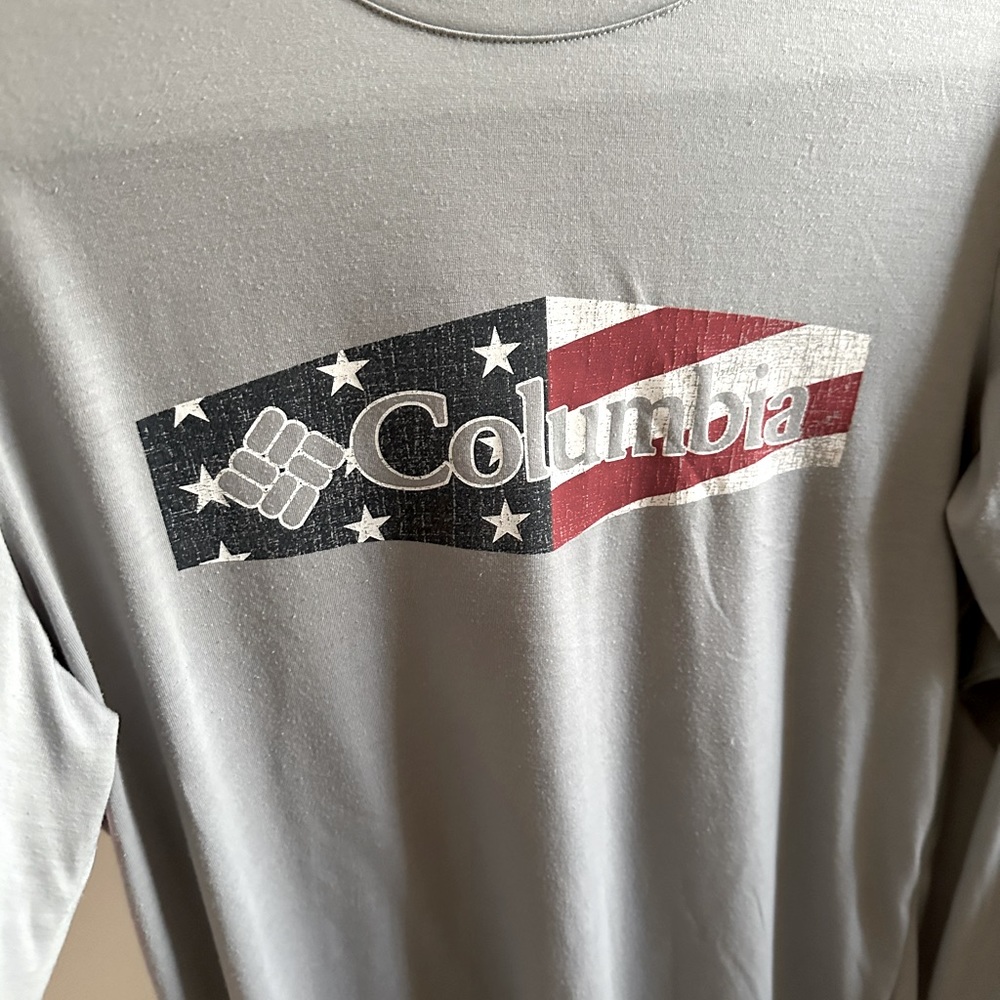 Columbia Men's Gray Long-Sleeve Graphic Shirt - American Flag Logo